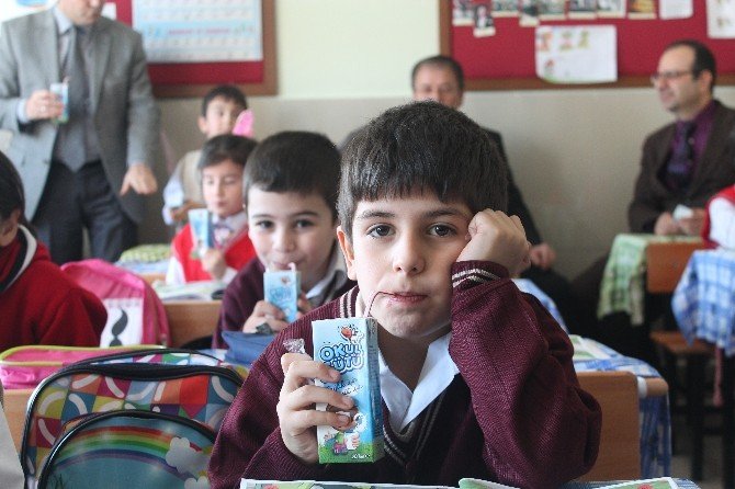 Okul Sütü Programı Kapsamında Öğrencilere Süt Dağıtıldı