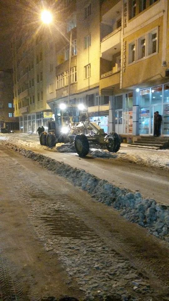 Kars Belediyesi kar mücadelesine hız verdi