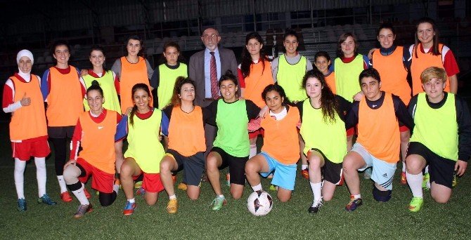 Türkiye’nin İlk Türbanlı Futbolcusu, Örtülü Kızlara Yeşil Sahanın Kapısını Açtı