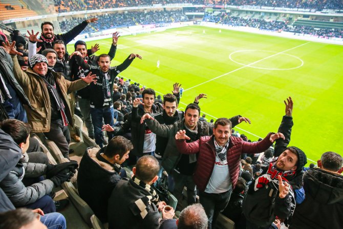 Beşiktaş’ın 'Gerçek Sponsorları' Vodafone Karakartal’lılar sahaya çıktı