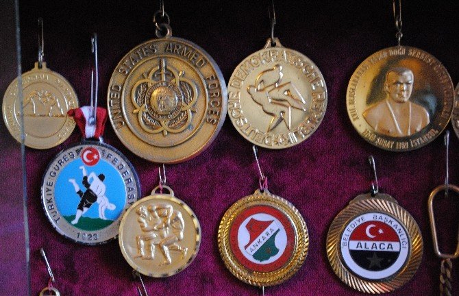 Şampiyon Güreşçi Mahmut Demir’in 90 Madalyası 18 Yıldır Kayıp