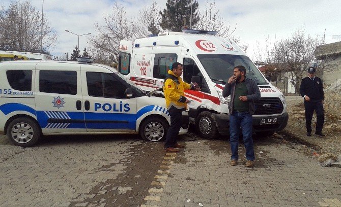 Ambulans İle Polis Aracı Çarpıştı