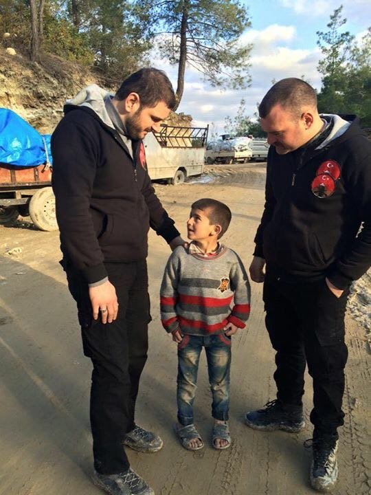 Bomba sesleri altındaki Türkmenlere yardım götürdüler