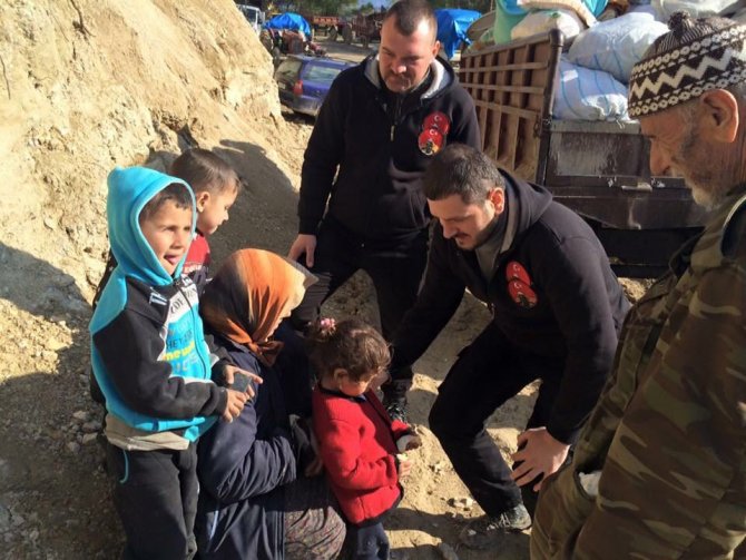 Bomba sesleri altındaki Türkmenlere yardım götürdüler