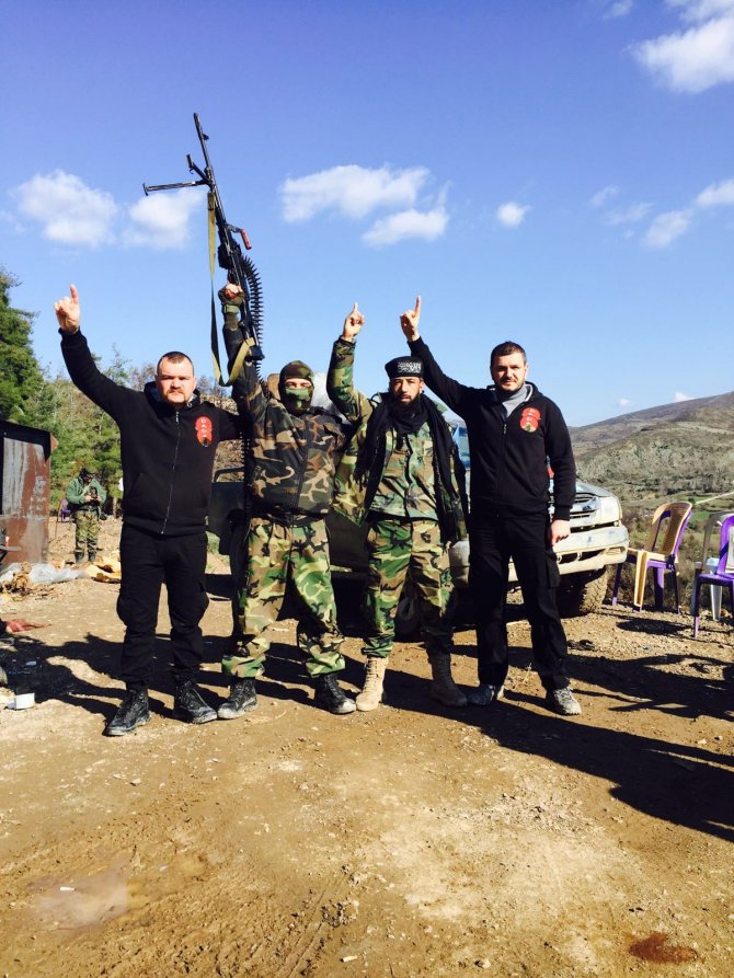 Bomba sesleri altındaki Türkmenlere yardım götürdüler