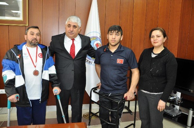 Bedensel Engelli Badmintoncular Sorgun Belediye Başkanı Şimşek’i Ziyaret Etti