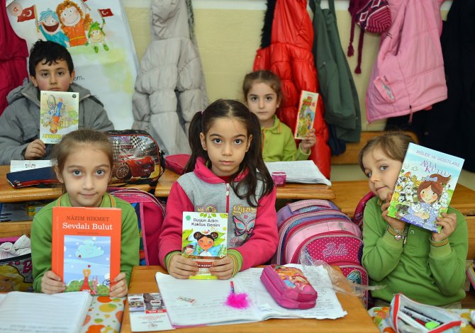 İzmir Büyükşehir Belediyesi bu okullara 10 bin kitap verecek