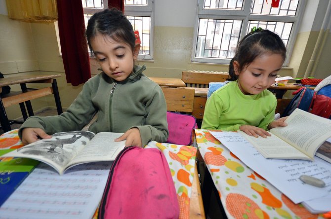 İzmir Büyükşehir Belediyesi bu okullara 10 bin kitap verecek