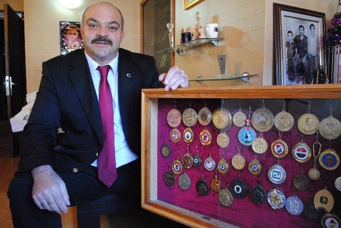 Şampiyon Güreşçi Mahmut Demir’in 90 Madalyası 18 Yıldır Kayıp