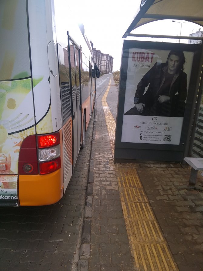 Görme engelliler için yapılan sarı şerit yoluna otobüs durağı yapıldı