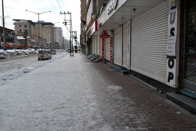 Yüksekova’da kepenkler kapalı