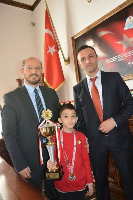 Minik Şampiyon Başkan Özcan’ı Ziyaret Etti