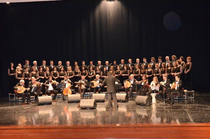 Türk Sanat Müziği Korosu Sezonun İlk Konserini Verdi