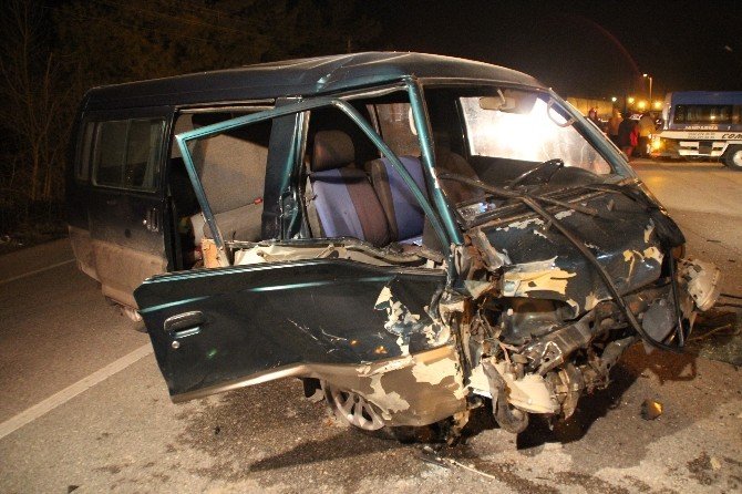 Otomobil İle Minibüs Çarpıştı: 3 Yaralı