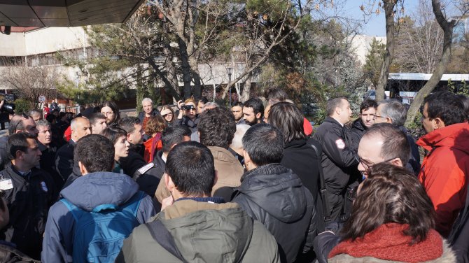 Akademisyenlere açılan soruşturma protesto edildi