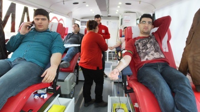 Burhaniye’de Kızılay’ın Kan Kampanyasına Yoğun İlgi