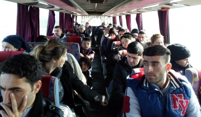 Suriyelilerin otobüsle sınır yolculuğu jandarmaya takıldı