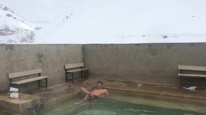 Sibirya Soğuklarında Sıcak Su Keyfi
