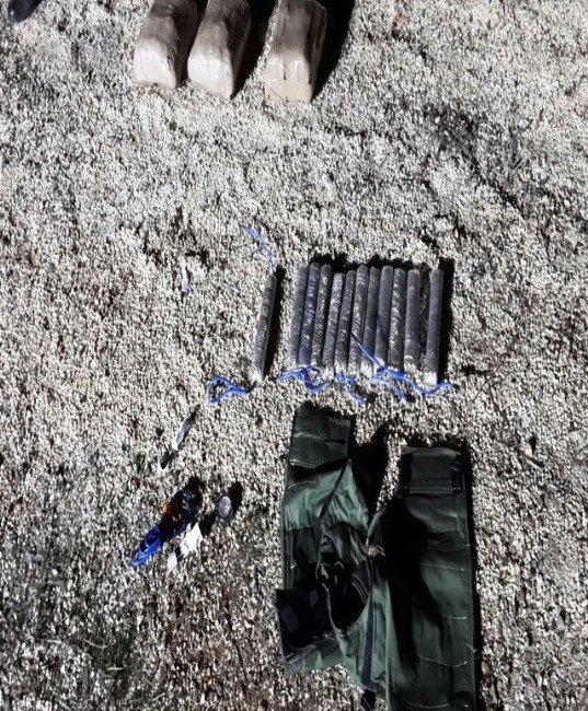 Suriye Sınırında 4 Adet Canlı Bomba Yeleği Ve 15 Kilo Patlayıcı Ele Geçirildi