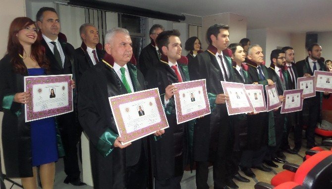 İzmir’de 10 Yeni Avukat Cübbelerini Giydi
