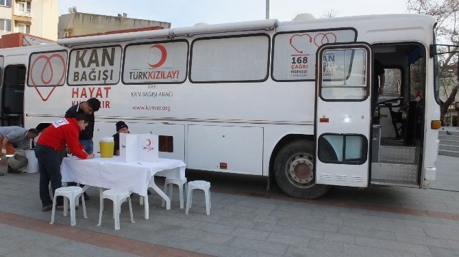 Burhaniye’de Kızılay’ın Kan Kampanyasına Yoğun İlgi