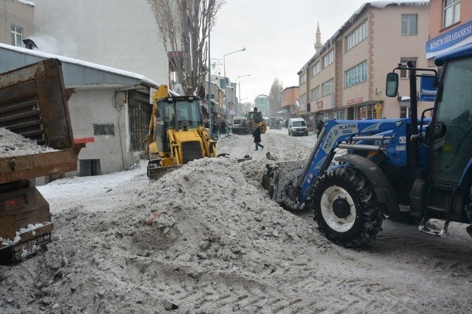 Ardahan Belediyesi Ekipleri Kar Ve Buz Temizliğini Sürdürüyor