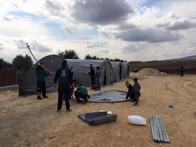 Suriyeliler için yeni çadırlar kuruldu, sıcak yemek dağıtıldı