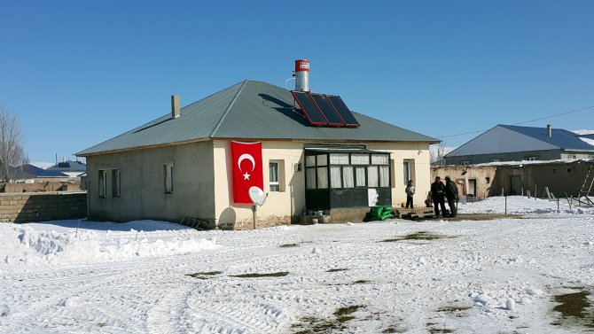 Vanlı şehidin evine Türk bayrağı asıldı