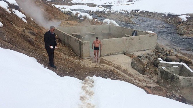 Sibirya Soğuklarında Sıcak Su Keyfi