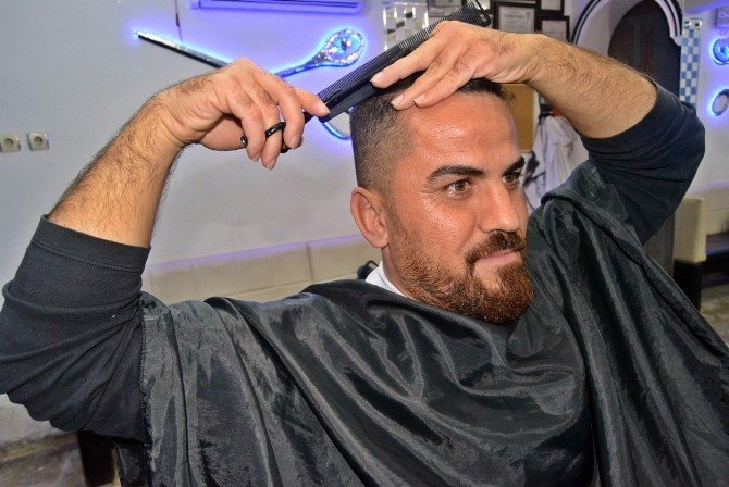 Kendi Saçını Tıraş Edebilen Berber Herkesi Şaşırtıyor