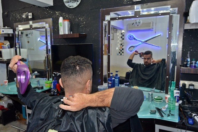 Kendi Saçını Tıraş Edebilen Berber Herkesi Şaşırtıyor