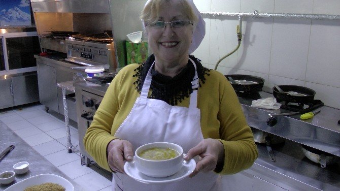 Karadenizli Aşçı Mısır Unlu Fındık Çorbası Yaptı