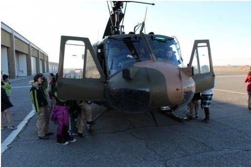 Öğrenciler Askeri Helikopter Ve Uçakları İnceledi