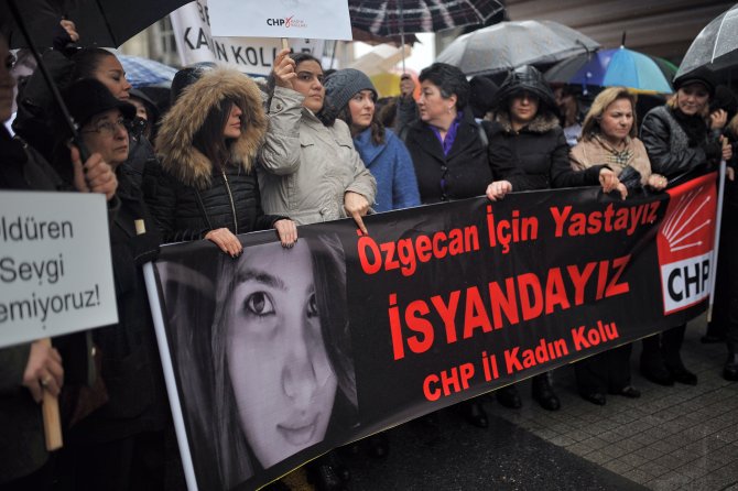 CHP’li kadınlar yağmura rağmen Özgecan Aslan için yürüdü
