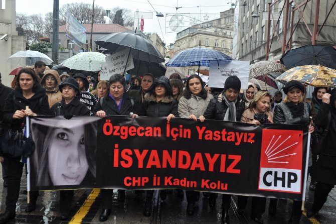 CHP’li kadınlar yağmura rağmen Özgecan Aslan için yürüdü