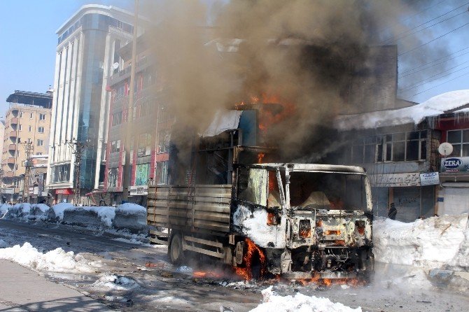 Yüksekova’da Atm Taşıyan Bir Kamyonet Ateşe Verildi