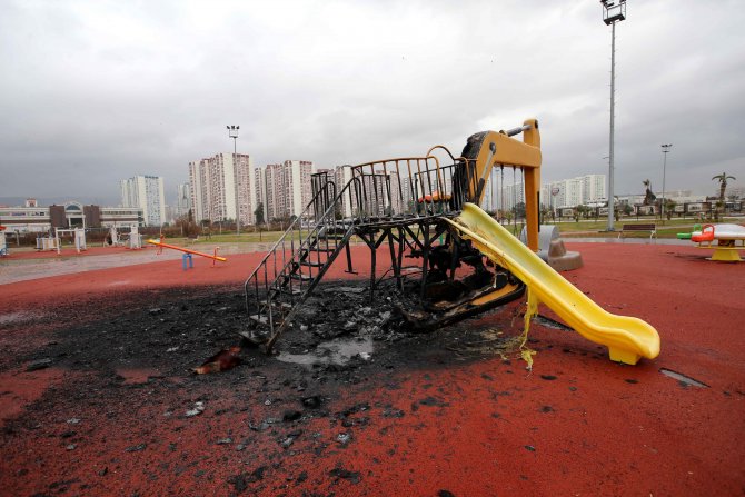 Çocuk parkı yakıldı
