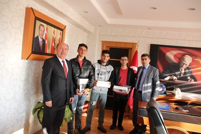 Kaymakam Çetin’den 3 Öğrenciye Bilgisayar Tablet Hediye