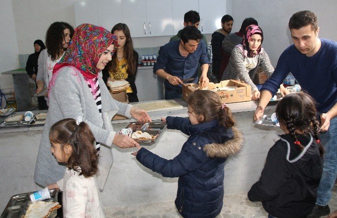 Üniversite Öğrencilerinden Suriyeli Yetimlere Yemek