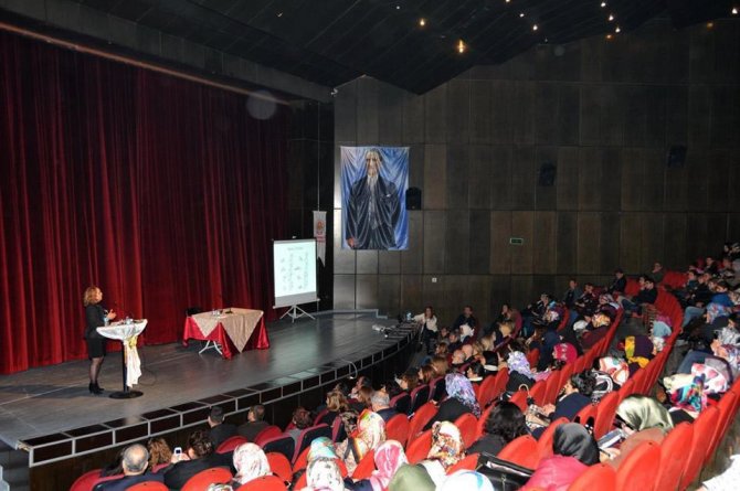 Tarsus'ta Özgecan Aslan anısına konferans düzenlendi