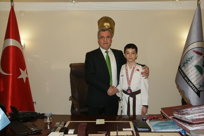 Başkan Akcan’dan Başarılı Karatecilere Ödül
