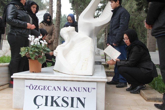 Özgecan Aslan Mezarı Başında Anıldı