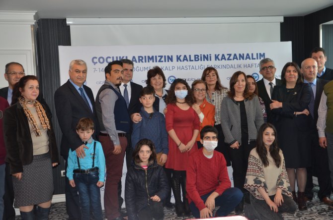 Bebeğiniz alnından soğuk soğuk terliyorsa kalp yetmezliği hastalığı olabilir