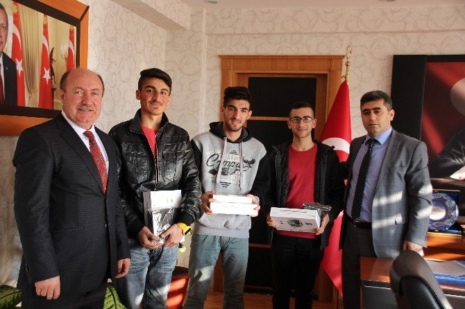 Kaymakam Çetin’den 3 Öğrenciye Bilgisayar Tablet Hediye