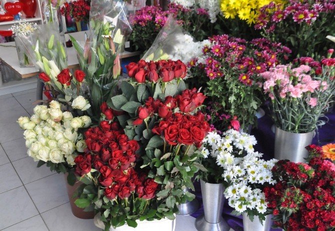Çiçekçiler Ve Kuyumcular Sevgililer Günü’nü Dört Gözle Bekliyor