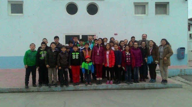 Ayvalık Mehmet Akif Ersoy Ortaokulu Tekvando Ve Satrançta Başarıya Doymuyor