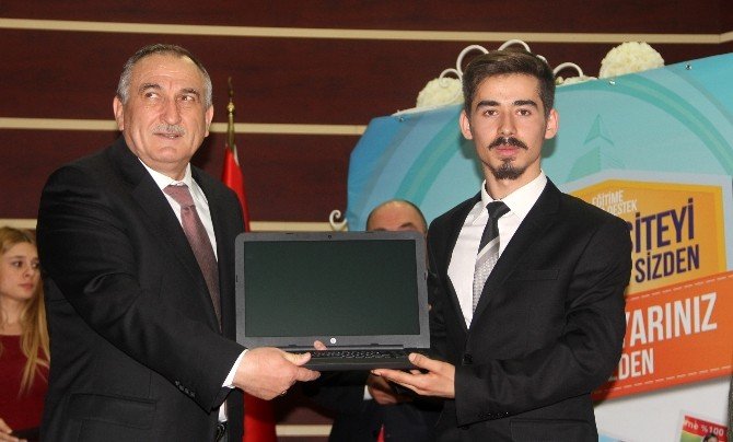 Bolu Belediyesi Bin 43 Üniversiteliye Laptop Dağıttı