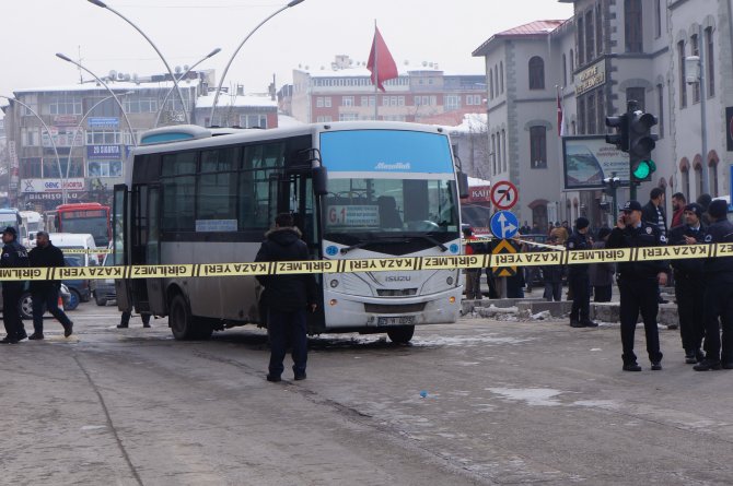 Ölüm kavşağında bir kişi daha otobüs altında kaldı
