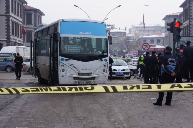 Ölüm kavşağında bir kişi daha otobüs altında kaldı
