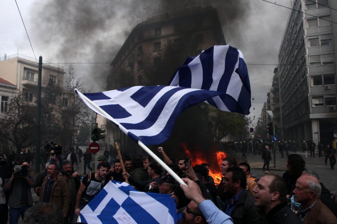 Atina'da polisle çatışan çiftçiler, traktörleri parlamento önüne sürecek